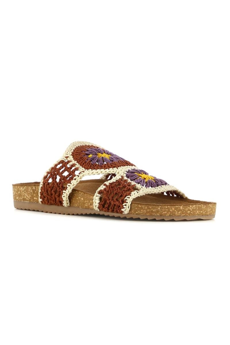 Camila's. Sandalias modelo 'Oya', un diseño boho con trenzado efecto crochet  confeccionado en algodón con detalles florales en el empeine. Precio: 69€.