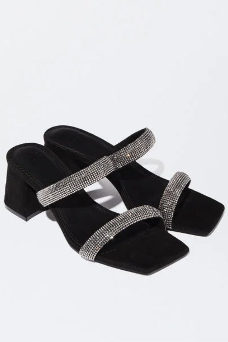 Parfois. Sandalias de tacón medio rectangular con tiras de 'strass' y la puntera cuadrada. Elegantes y cómodas a partes iguales. Precio:  35,99€.