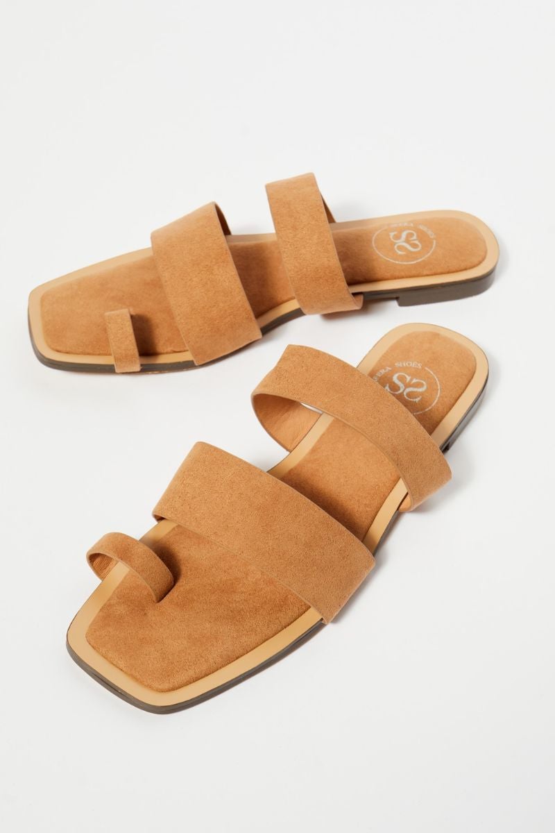 Sfera. Sandalias minimalistas con tiras en el empeine y el pulgar con efecto ante.  Las mejores aliadas para los outfits sencillos. Precio:  19,99€.