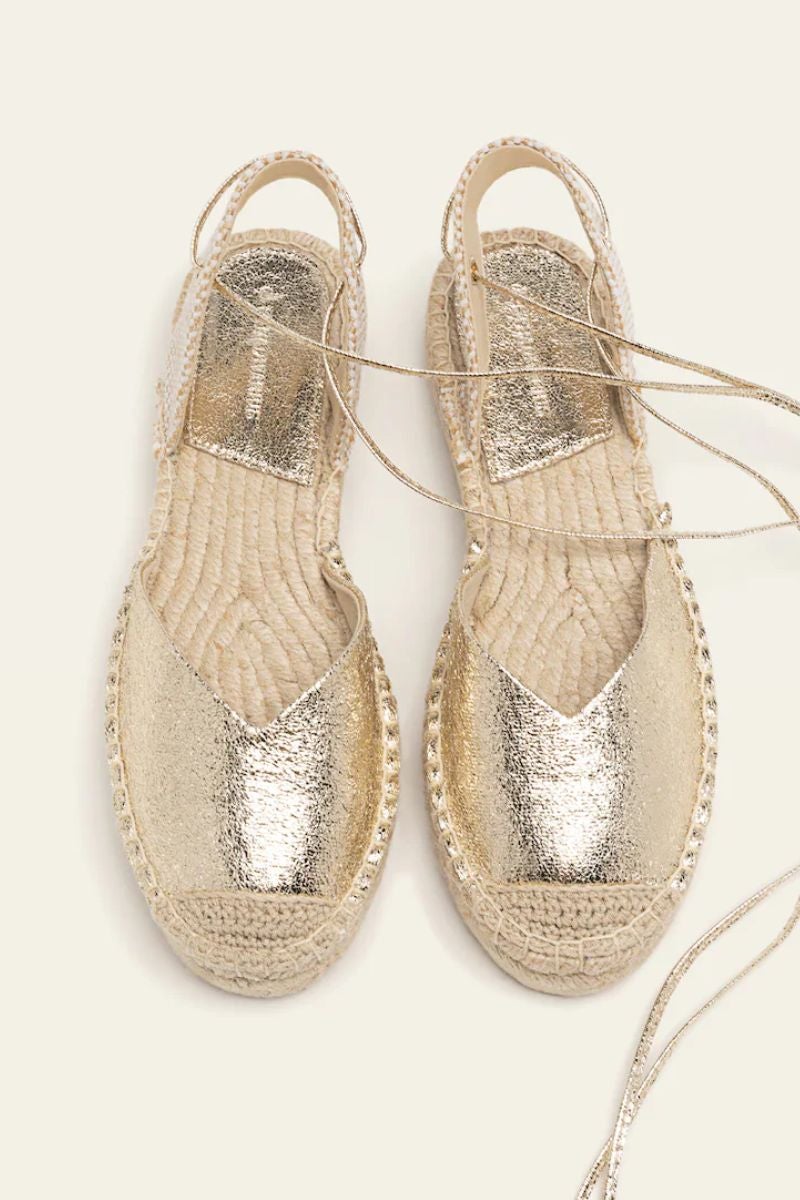 Stradivarius. Alpargatas planas doradas destalonadas con acabado metalizado y tiras en el tobillo. Divertidas y juveniles. Precio:  25,99€.