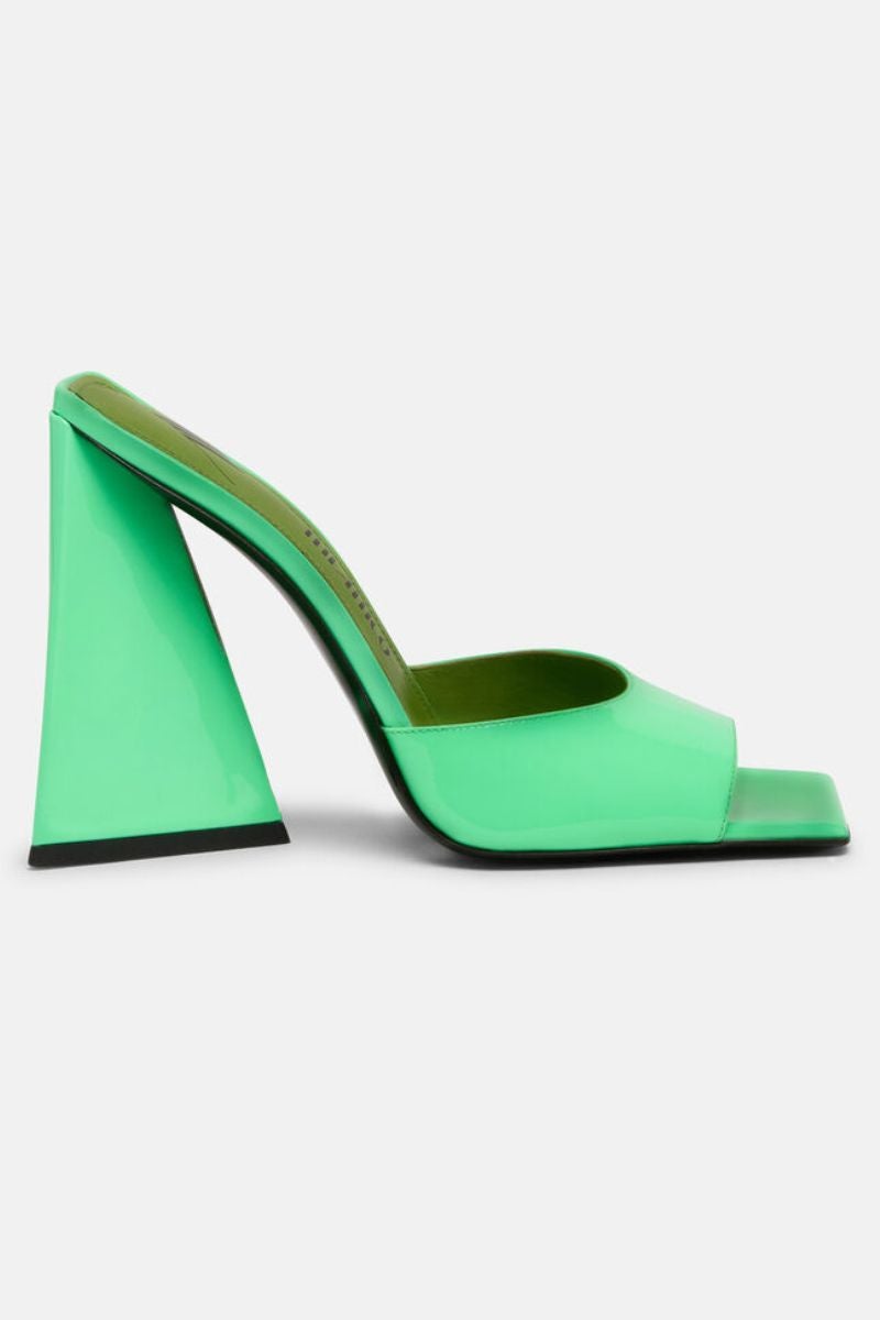 The Attico. Mules acharolados 'peep toe' con la suela triangular en verde neón. Ideales para las amantes del estilo ochentero que buscan un look cargado de personalidad y fuerza. Precio: 640€.