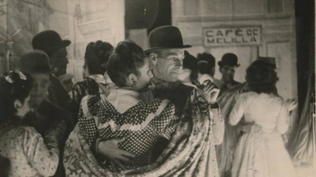 Vecinos de Madrid bailando un chotis en 1946