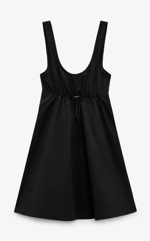 Vestido negro. 15.99 euros en Zara.