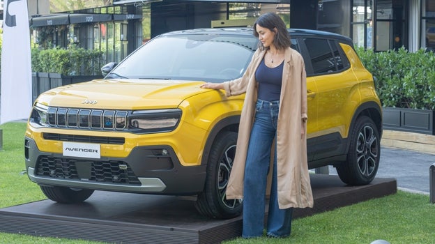 Megan Montaner con el nuevo Jeep Avenger
