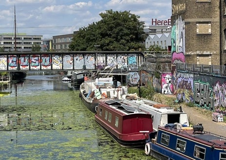 Imagen secundaria 1 - Hackney Wick está repleto de conciertos, arte callejero y tiene paisajes dignos de visitar. 