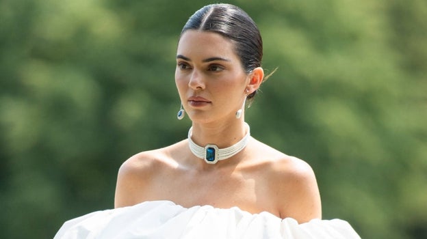 Kendall Jenner lleva un collar de perlas en el desfile de Jacquemus.