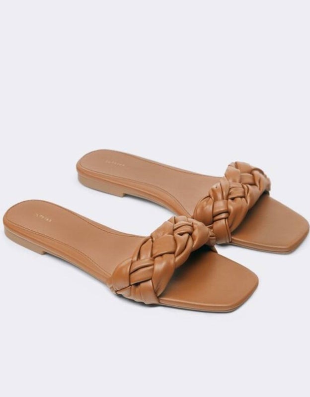 Sandalias de tira ancha. 9.99 euros en Lefties.