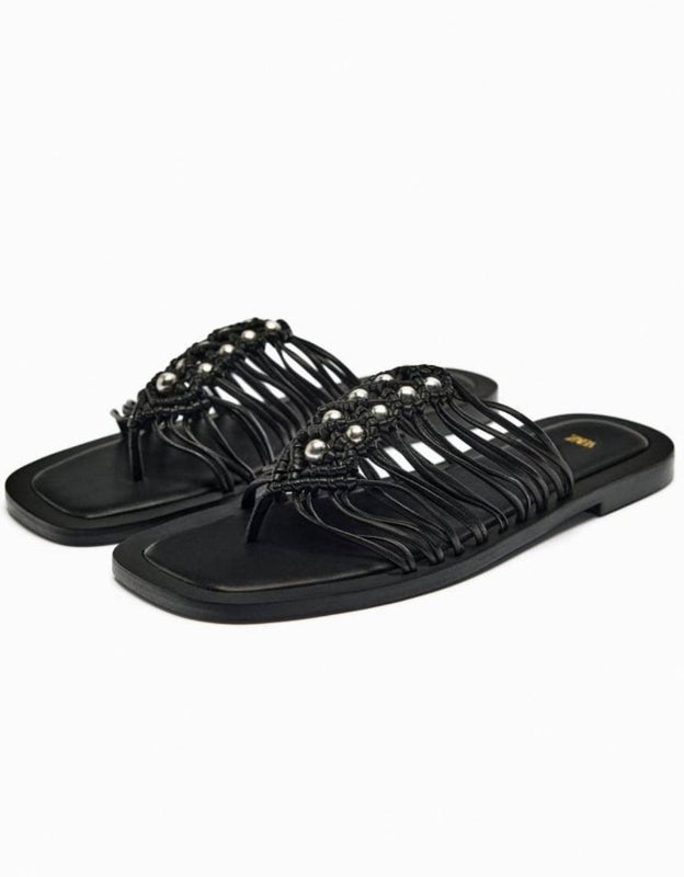 Sandalias planas trenzadas. 29.99 euros en Zara.