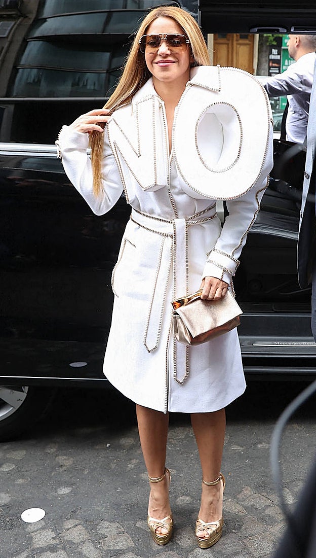 Shakira luce un conjunto de Viktor & Rolf.