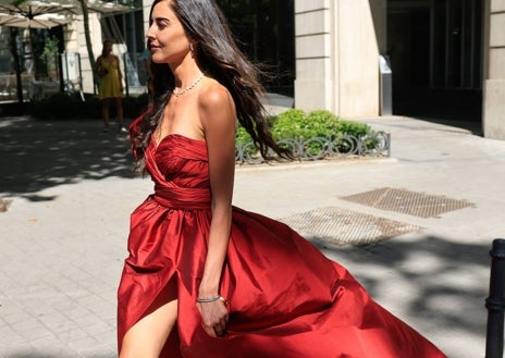 Imagen secundaria 1 - Arriba, la estilista Cristina Reyes, de con un modelo estampado de Villafruela Couture. Abajo, una invitada con un llamativo vestido rojo. A la derecha, con un elegante vestido azul con brillos y detalles de plumas en los hombros Irene Sorribas, abogada del novio.