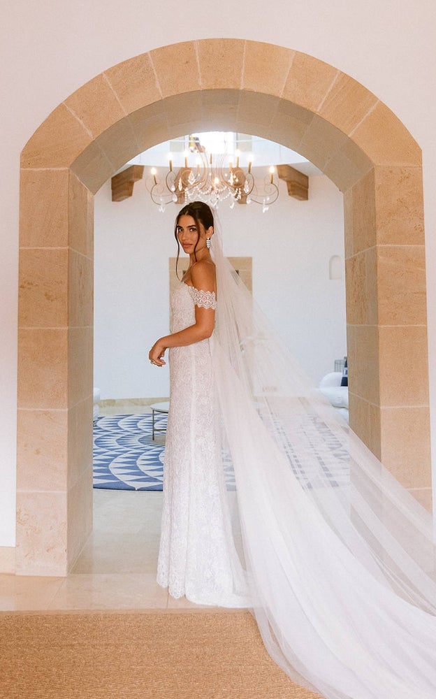 Sandra Garal con vestido bordado el día de su boda.