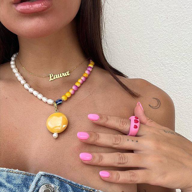 Laura Escanes lleva tatuada una luna con línea fina en su hombro. 