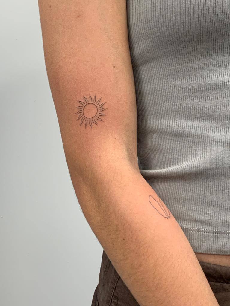 Tatuaje de un sol en el brazo del tatuador @Alvi.tat. 