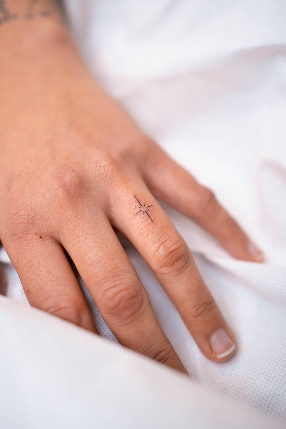 Tatuaje de estrella en el dedo del tatuador Meyk Belmonte.