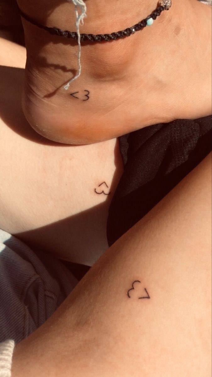 Una opción es hacerse un tatuaje con amigas o con gente que quieras. 