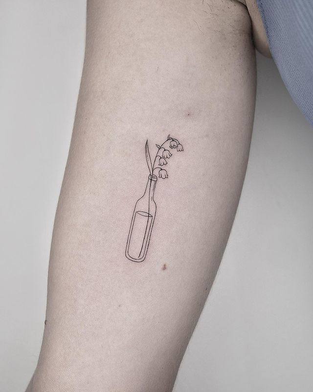 Tatuaje de trazo fino en el brazo. El tatuador es Pablo Torre Rodríguez. 