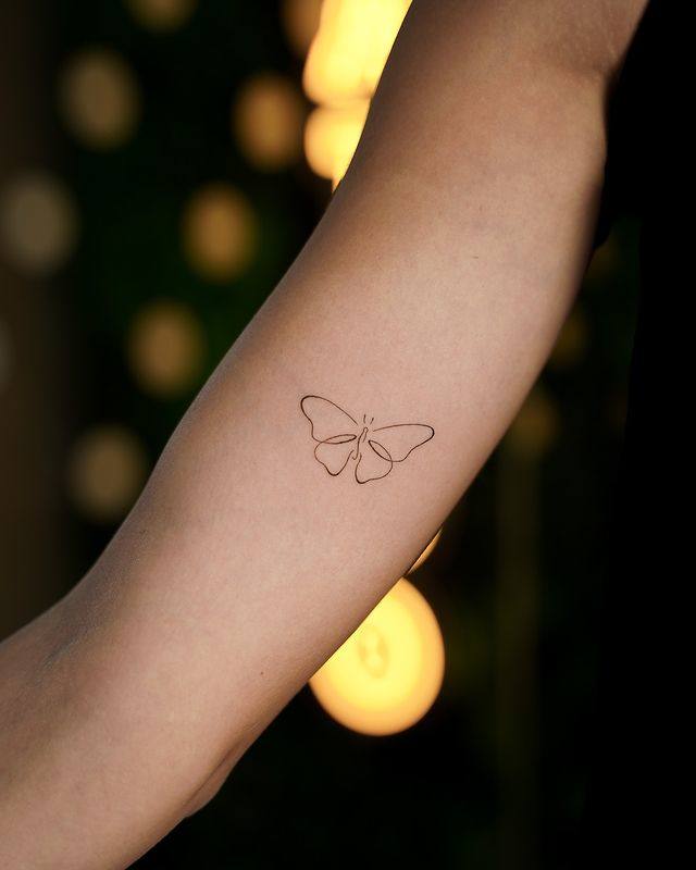 Tatuaje de mariposa de @finelinestattooskinksoul. 