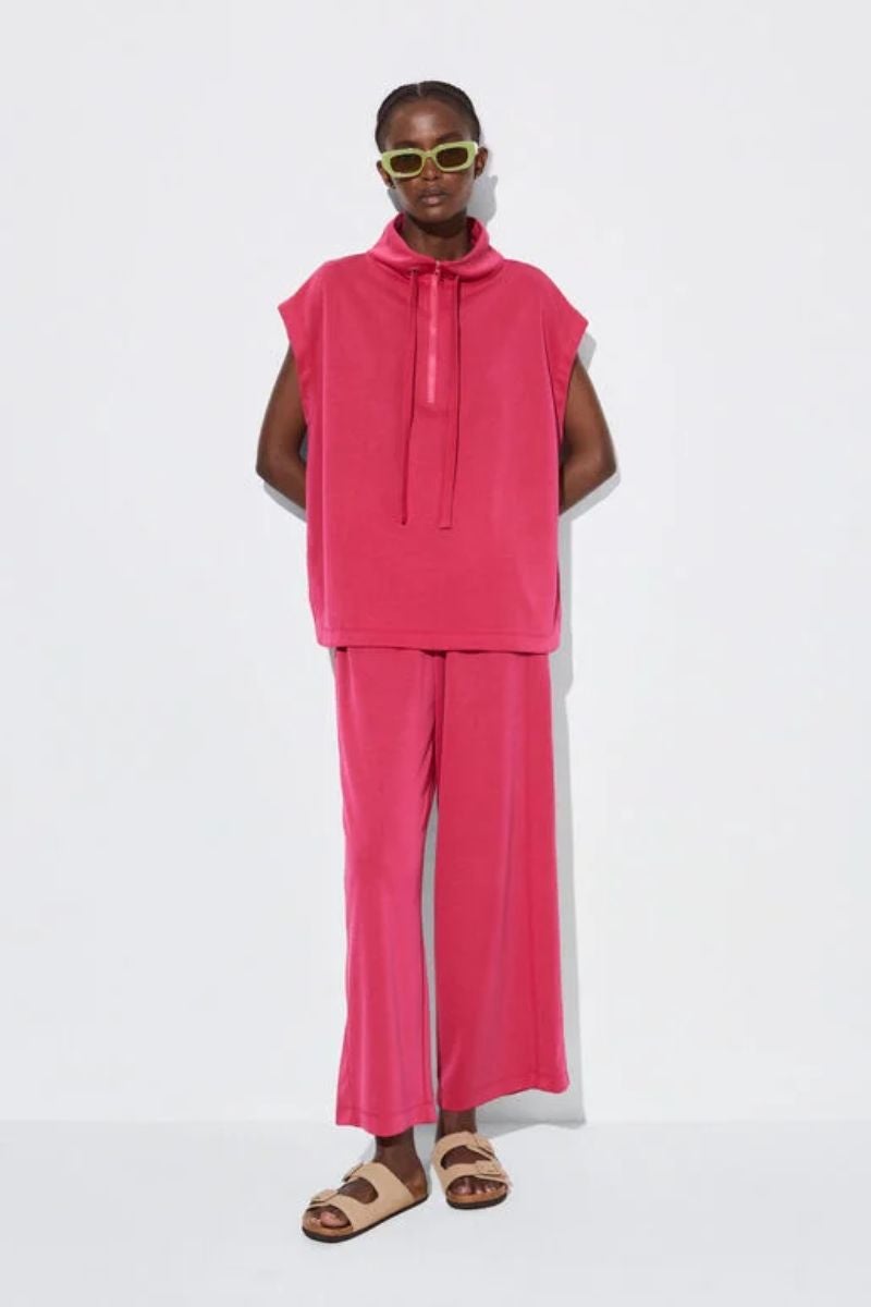 Parfois. Chándal compuesto por una sudadera jogger sin mangas con capucha y un pantalón fluido con gomilla en la cintura (la sudadera cuesta 22,99 y el pantalón 25,99€).