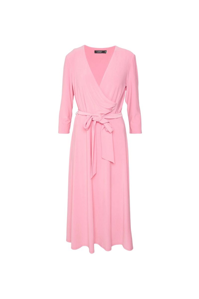 Lauren Ralph Lauren. Vestido vaporoso con escote cruzado, drapeado en la cintura, falda evasé y manga francesa (69,95€).