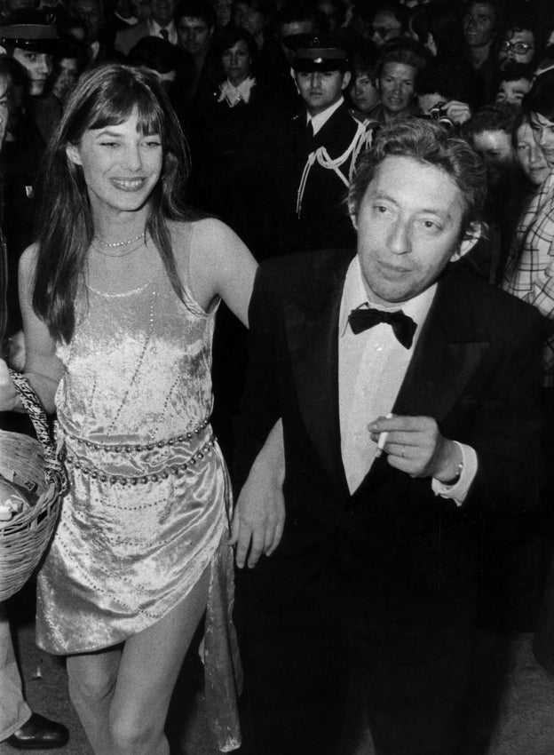 En el Festival de Cine de Cannes de 1974, Jane Birkin luce un minivestido con aberturas y su inseparable cesta de mimbre con Serge Gainsbourg.