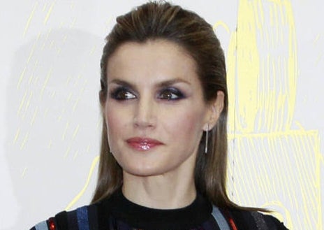 Imagen secundaria 1 - La Reina Letizia llevó uno de sus estilismos más rompedores en los Premios Cavia de 2016.