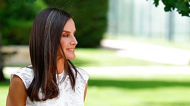 La Reina Letizia luce actualmente una melena larga, a la altura del pecho , de color castaño donde son visibles algunas canas.