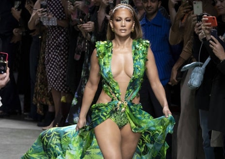 Imagen secundaria 1 - Jennifer Lopez luce un diseño de Versace que llevó en el año 2000 y que la firma rediseñó años después. 