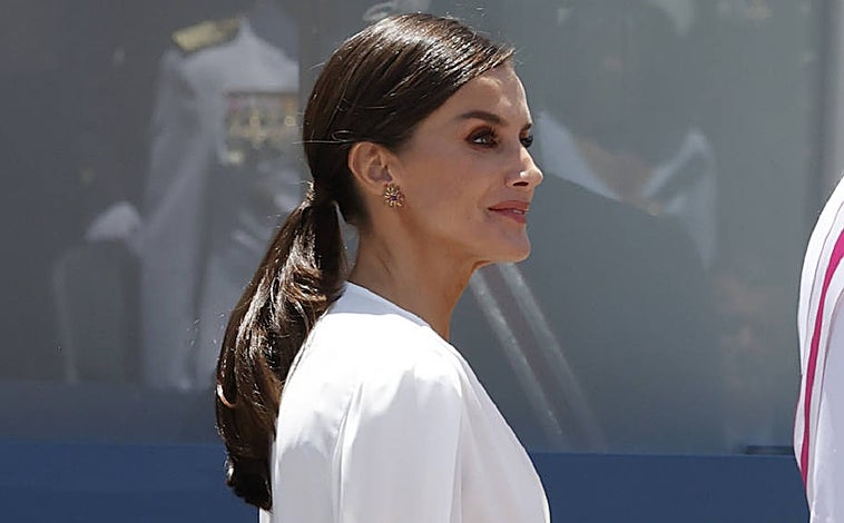 Imagen principal - La alimentación, junto a una buena rutina de cuidados en casa y en la peluquería, clave para que la Reina Letizia luzca una de las melenas más bonitas. 