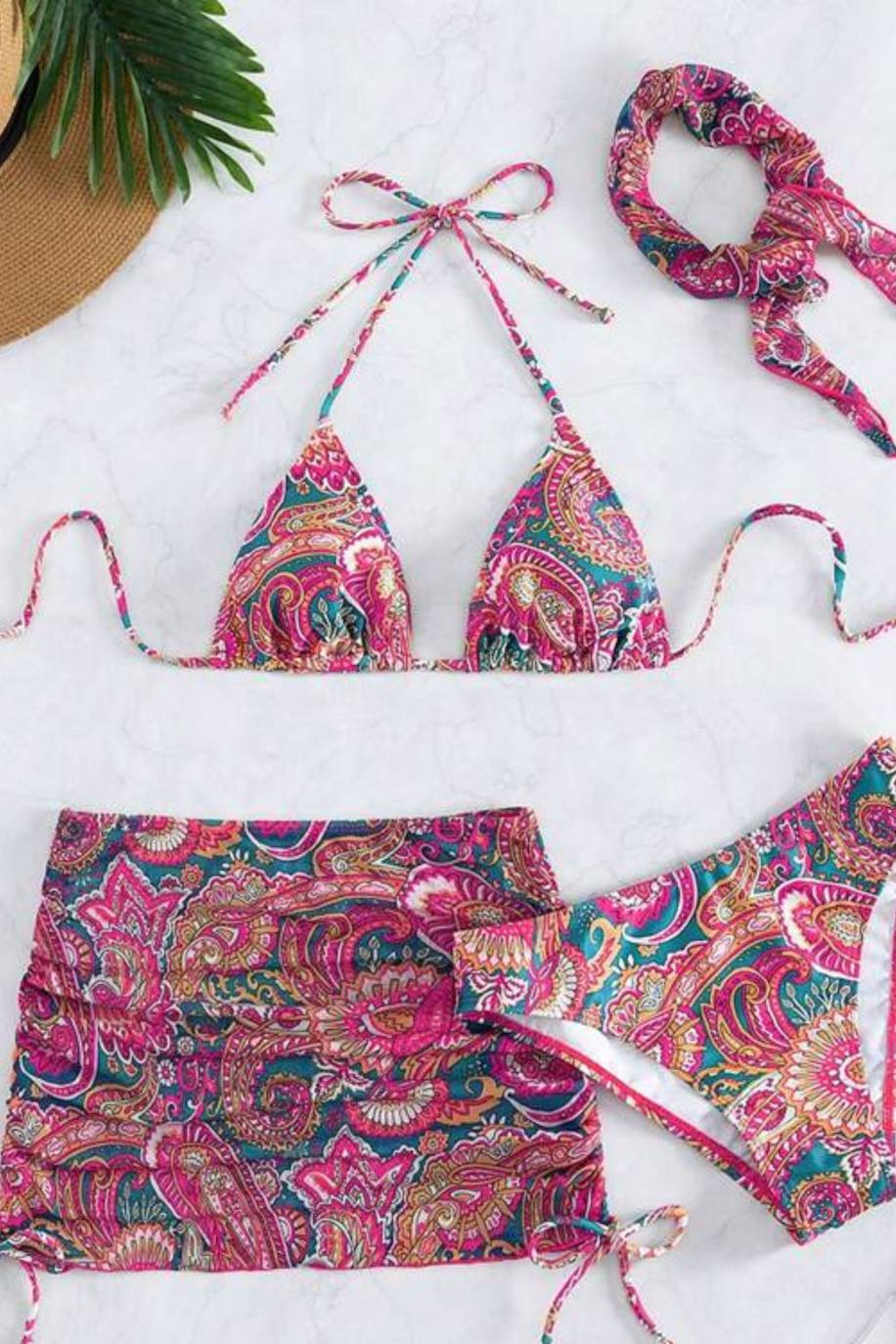Bikini estampado con falda y coletero a conjunto. 13 euros en Shein. 