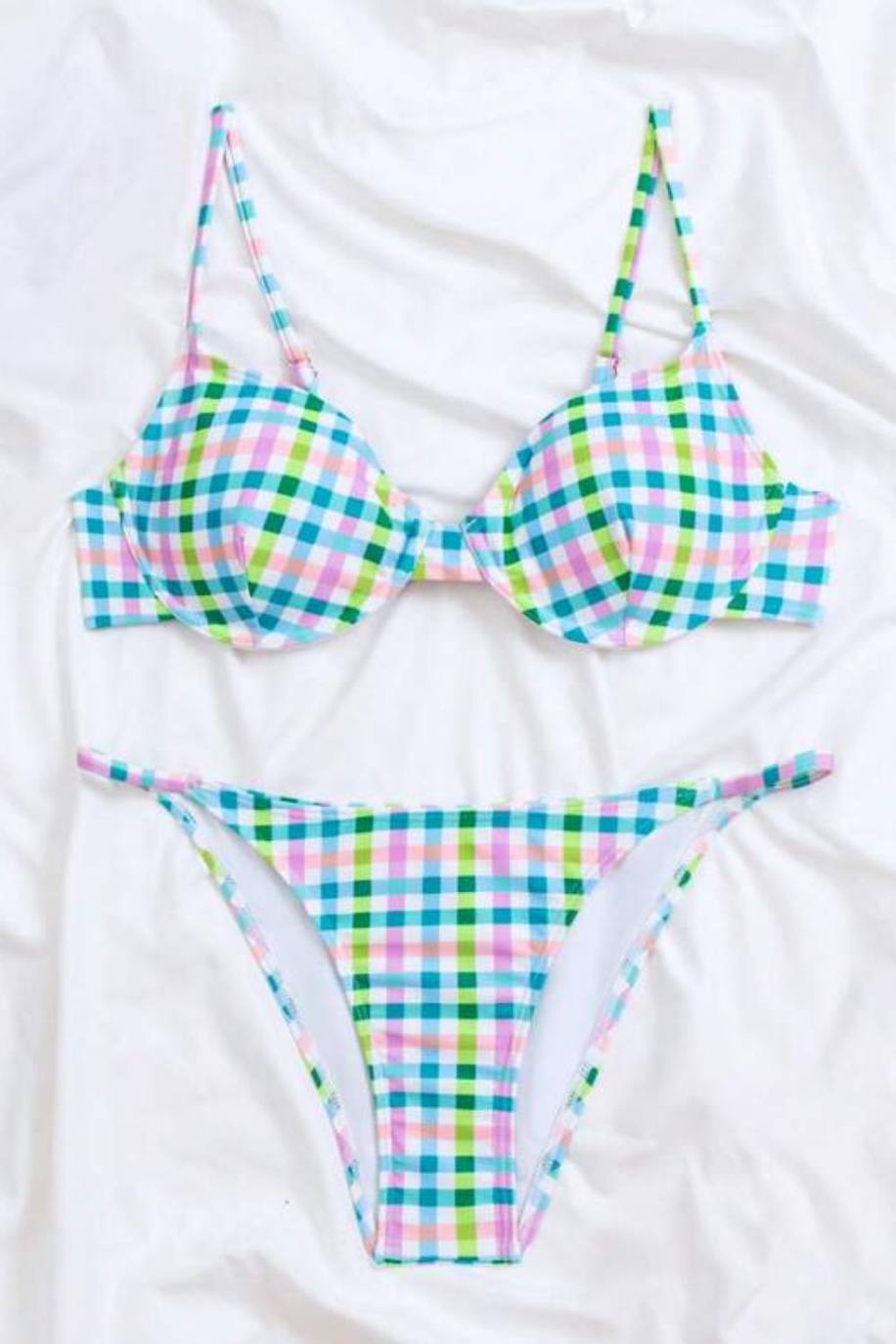 Bikini con estampado de cuadros . 10 euros en Shein. 
