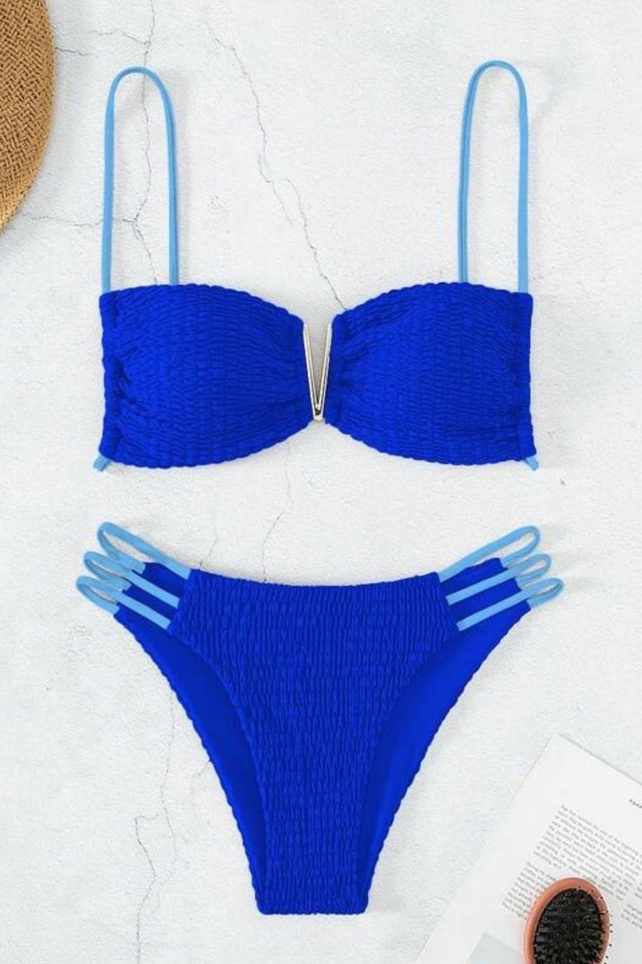 Bikini azul con abertura en el escote. 11 euros en Shein. 