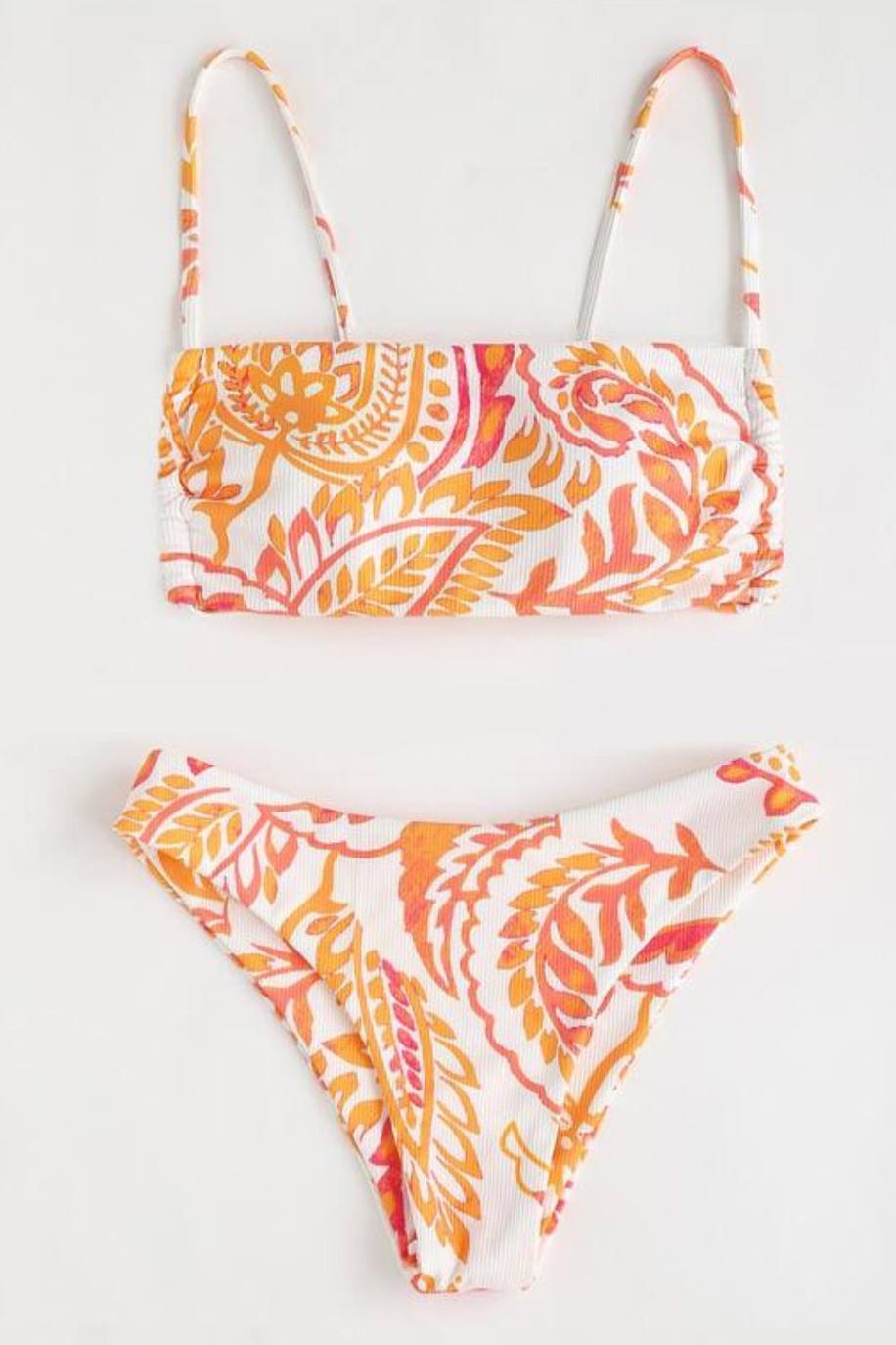 Bikini estampado en tonos naranjas. Ocho euros en Shein.