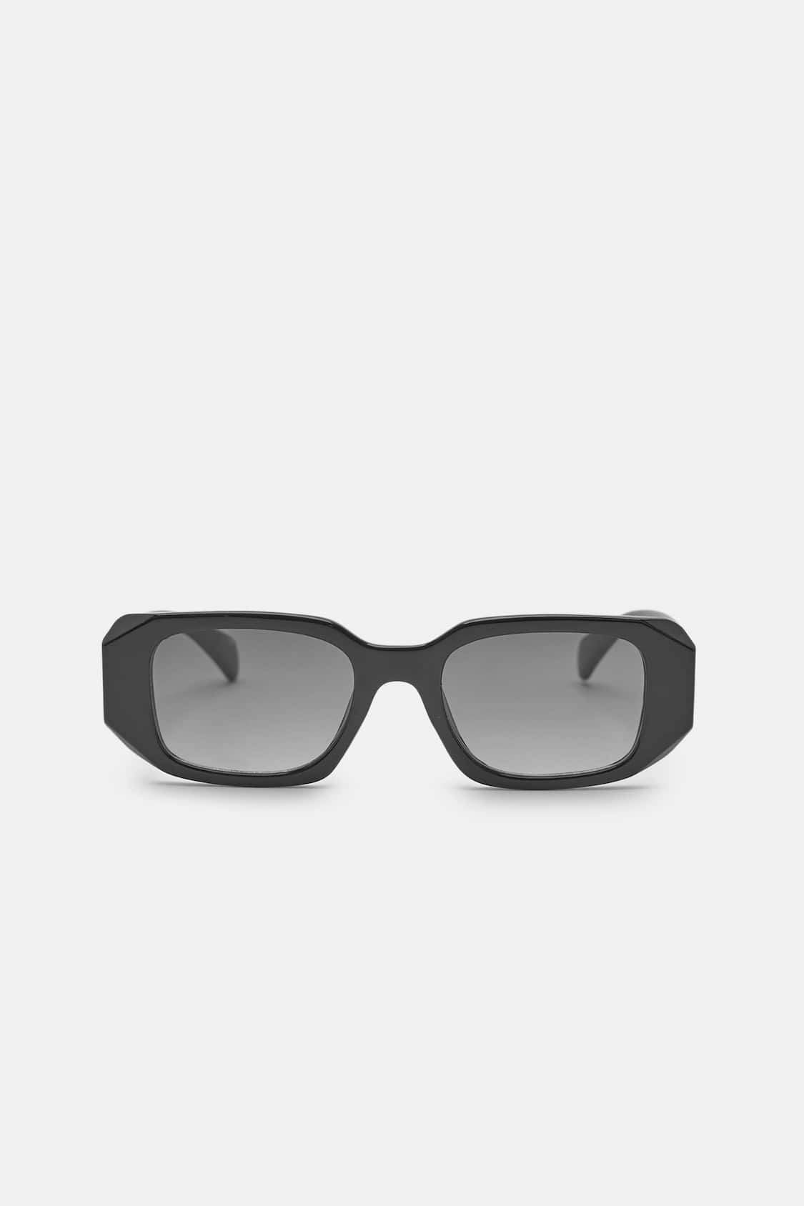 Gafas de sol rectangulares en color negro, un básico que nunca falla: 9,99 euros en Pull & Bear.