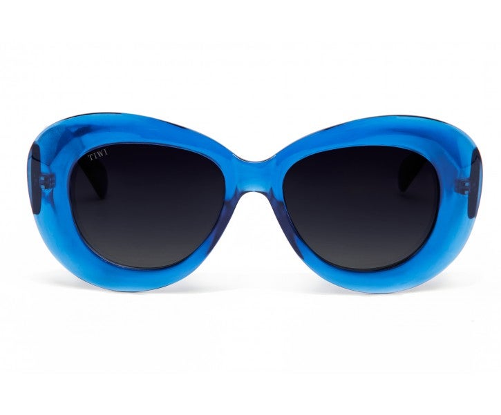 Para las más atrevidas, este diseño de Tiwi -que cuenta con una amplia gama de gafas de sol que cubren las necesidades de todo tipo de perfiles- es uno de los que más está triunfando. Se trata del modelo Eden Roc y está disponible por 85 euros. Además, pueden grabarse las iniciales.