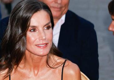 La Reina Letizia estrena el verano en Mallorca con vestido negro transparente y complementos dorados