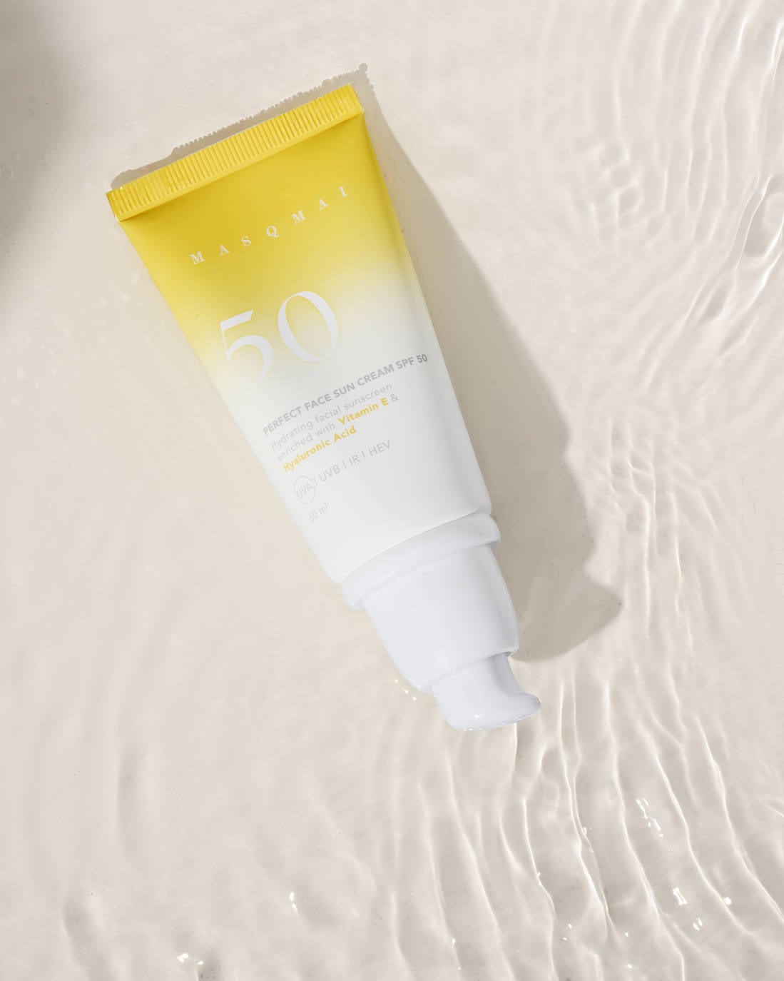 Protector solar facial Perfect Sun Face Cream de Masqmai con SPF 50 o SPF 30 (30 €). De textura ligera libre de siliconas que se absorbe rápidamente por la piel, desprende un delicioso aroma 100% natural a vainilla. Cuenta también con un aplicador airless que permite una aplicación más precisa y controlada -aprovechando así al máximo el producto- y que protege la fórmula de la contaminación exterior. Ofrece protección de amplio espectro a la vez que cuida la piel al estar enriquecido con ácido hialurónico y vitamina E.