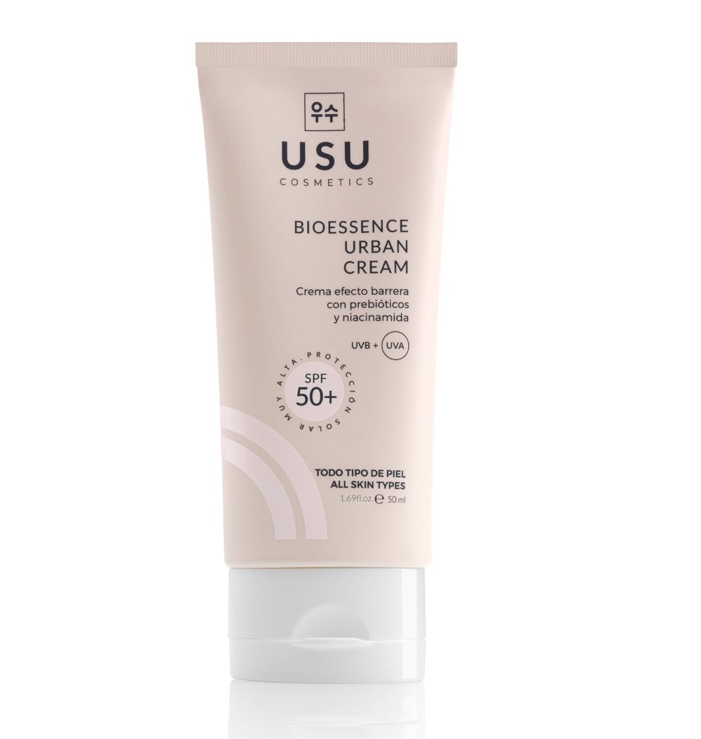 Bioessence Urban Cream Spf 50+ de USU Cosmetics (27,85 €). Una crema con protección solar para uso diario que no solo protege de los rayos UV, también hidrata la piel, la calma e incluso le aporta beneficios antioxidantes y antiedad. En su fórmula hay prebióticos que ayudan que ayudan a mantener el equilibrio del microbioma-, y niacinamida- que aumenta la síntesis de ceramidas, esos lípidos que se encuentran en la piel y que mantienen la hidratación. Además, favorece la unificación del tono, mejora la textura e ilumina.