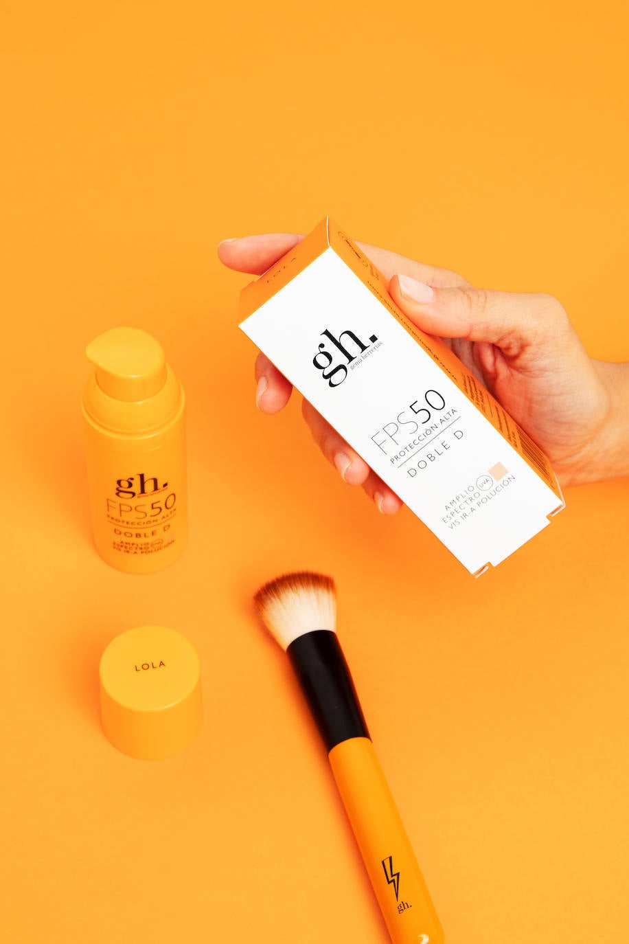 Doble D FPS 50 gh Gema Herrerías (29,90 €). Fluido ultraligero de defensa diaria urbana con efecto maquillaje. De acabado no graso e iluminador está disponible en dos tonos, claro 'Lola' y dorado 'Manuela'. Formulado con filtros solares químicos, organomineral y mineral de amplio espectro, con factor de protección solar 50 frente a radiación ultravioleta UVB, con alto ratio frente a UVA, infrarrojo A y luz visible. Acción antioxidante, antipolución y reparadora gracias a la niacinamida. Contiene también ácido hialurónico con efecto hidratante.