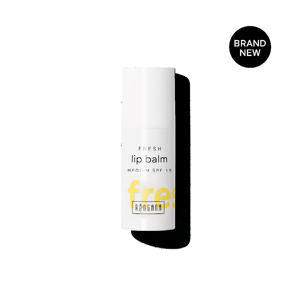 Bálsamo labial con protección solar Fresh Lip Balm nude SPF 15 de Ringana (12,90 €). Su fórmula apuesta por aceite de almendra tratante, aceite de germen de arroz fortalecedor y aceite de berro de prado para unos labios sedosamente suaves. Además, para aportar una dosis extra de hidratación, contiene el complejo de sustancias activas patentado DPHP y ácido hialurónico. Este último tiene asimismo el efecto agradable de dar volumen natural a los labios desde dentro.