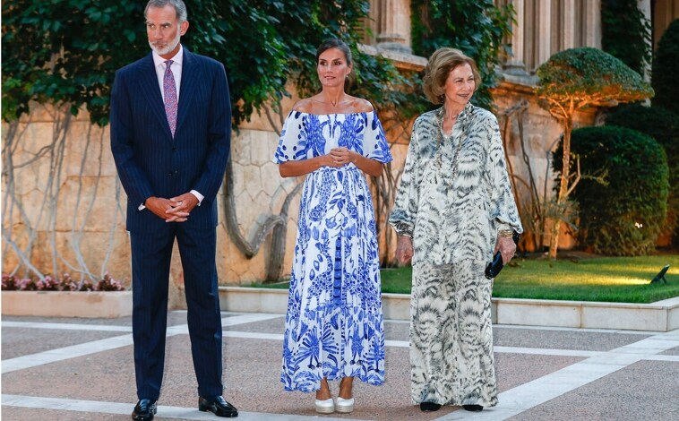 Imagen principal - Mientras que la Reina y Doña Sofía eligieron estilismos más informales, el Rey lució traje de raya diplomática. Doña Sofía de secantó por un caftán muy bonito. 