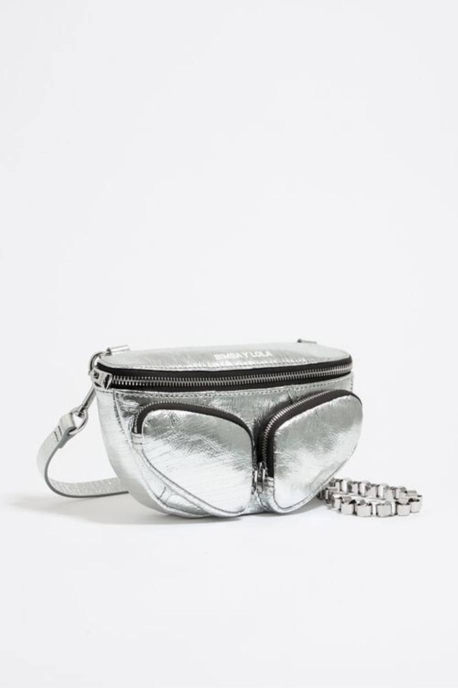 Bolso riñonera de piel metalizada en color plata. 245 euros en Bimba y Lola.