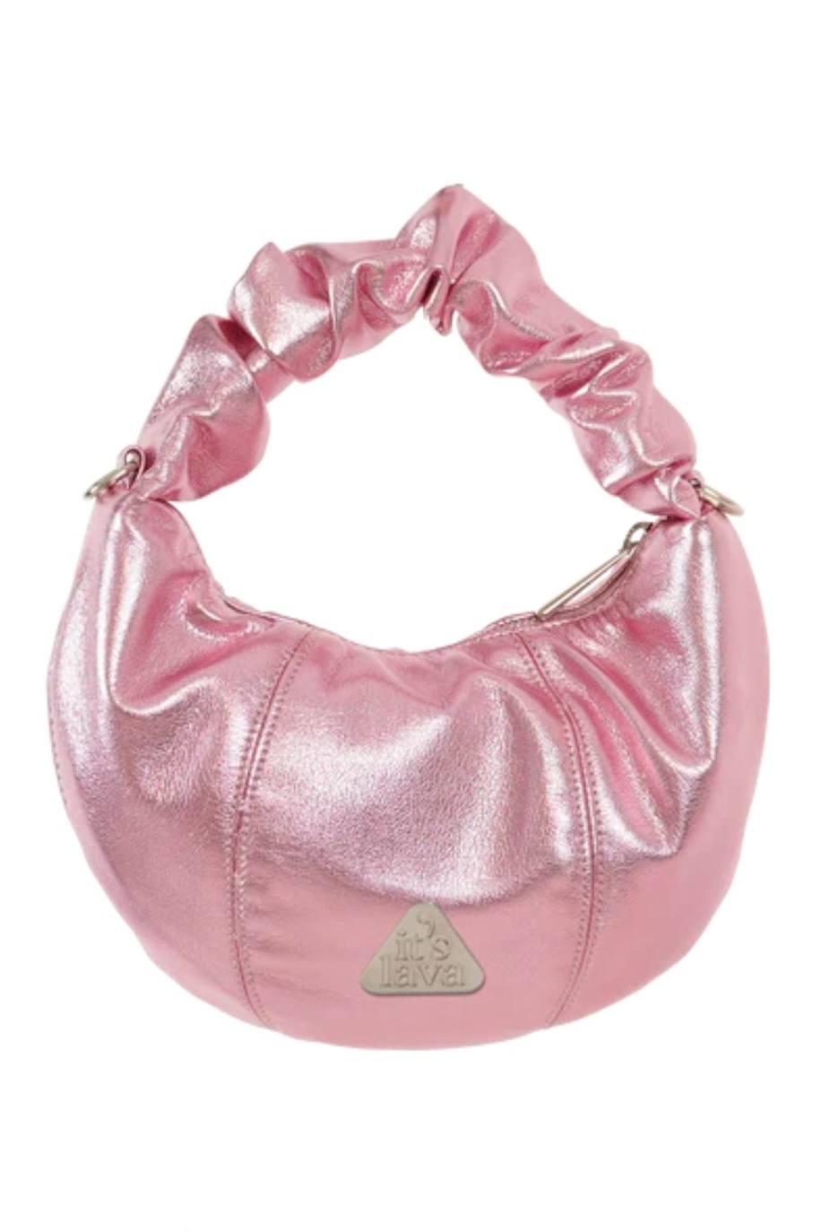 Bolso metalizado en rosa. 90 euros en It's Lava.