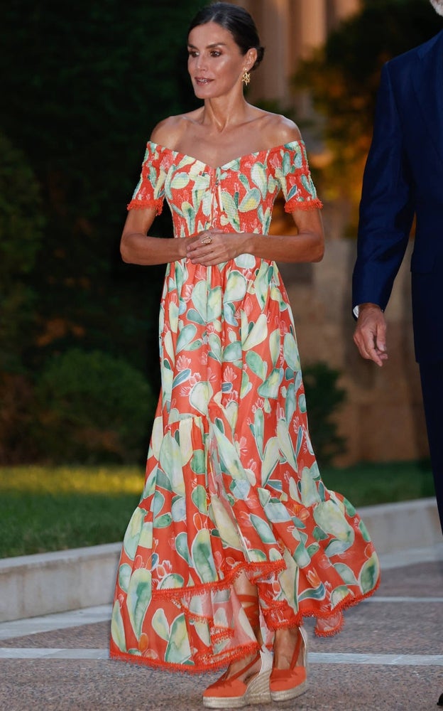 Doña Letizia con un vestido de Charo Ruiz Ibiza en 2022 en Mallorca.