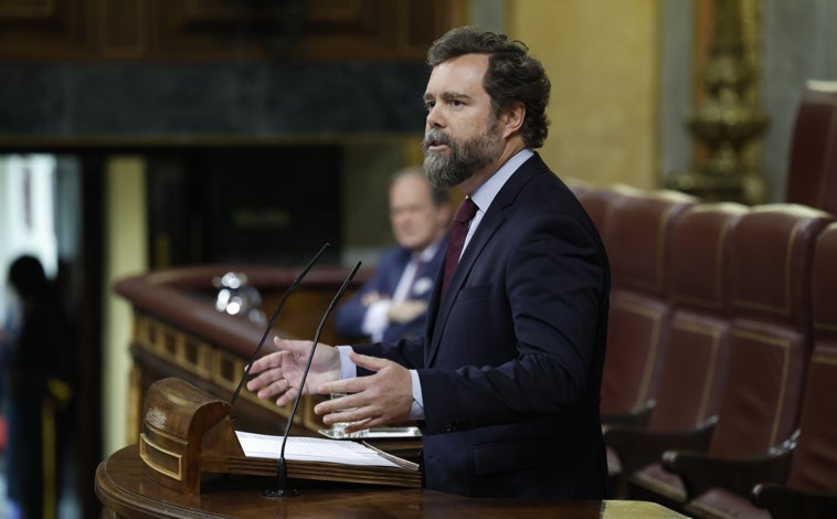 Imagen principal - Iván Espinosa durante una jornada en el Congreso, en un acto de campaña junto a Santiago Abascal y en la calle camino a una jornada laboral