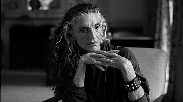 Ángela Molina con pulsera de piel y tachas de la nueva colección de Zara (25,95 €).