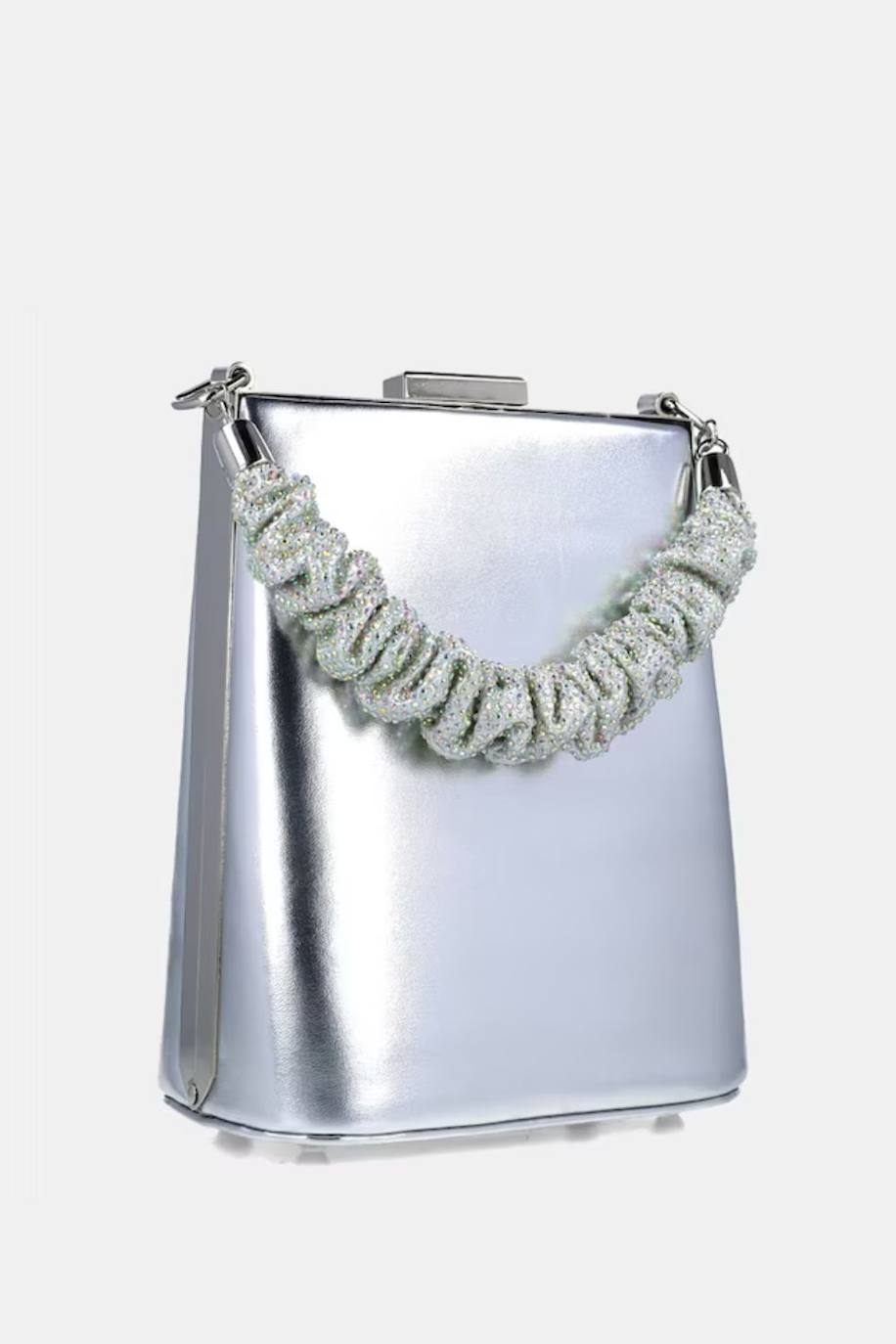 Bolso de mano en plata de la marca Menbur. 55 euros en El Corte Inglés.