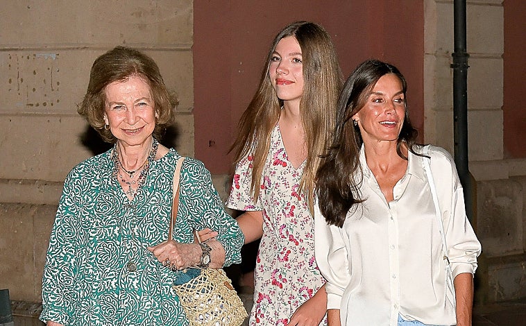 Imagen principal - La Reina Letizia junto a su hija la infanta Leonor y la Reina emérita doña Sofía