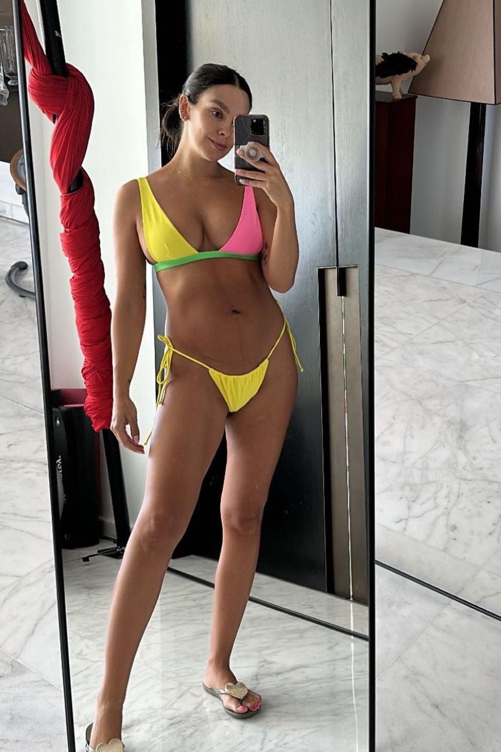 Cristina Pedroche con un bikini bicolor de la marca Kalk. 
