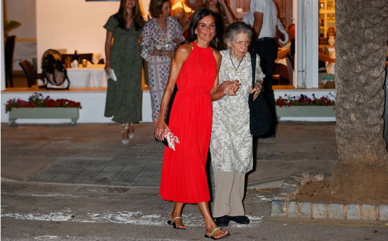 Imagen principal - La Reina Letizia junto a la Princesa Irene de Grecia en Mallorca, durante la cena oficial con el Presidente de Colombia y durante una audiencia en Zarzuela