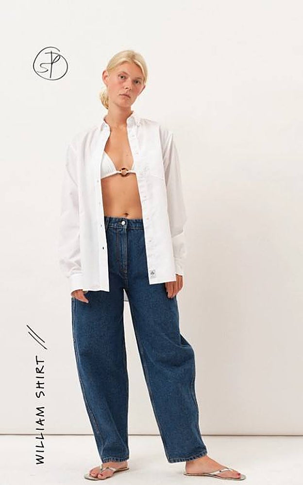 Camisa blanca sin mangas y 'jeans' de Saks Potts.